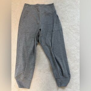 Lululemon women’s align cropped joggers size 6